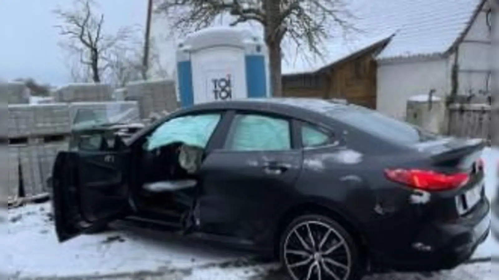 Zu viele Pferdestärken auf glattem Untergrund: Der schwarze Bolide war mit Sommerreifen ausgestattet und schleuderte von der Straße. (Foto: Polizei Ansbach)