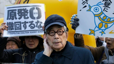 Literaturnobelpreisträger Kenzaburo Oe bei einer Demonstration in Tokio für den Ausstieg Japans aus der Atomkraft. (Foto: Kimimasa Mayama/EPA FILE/dpa)