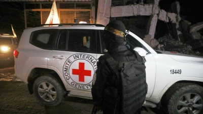 Die Hamas übergab im Gazastreifen einen Sarg an das Rote Kreuz, in dem sich die sterblichen Überreste einer Geisel befinden sollen. (Archivbild)  (Foto: Yousef Al Zanoun/AP/dpa)