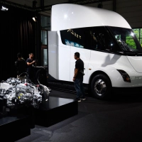 Tesla stellte den Elektro-Sattelschlepper bereits 2017 vor. (Archivbild) (Foto: Julian Stratenschulte/dpa)