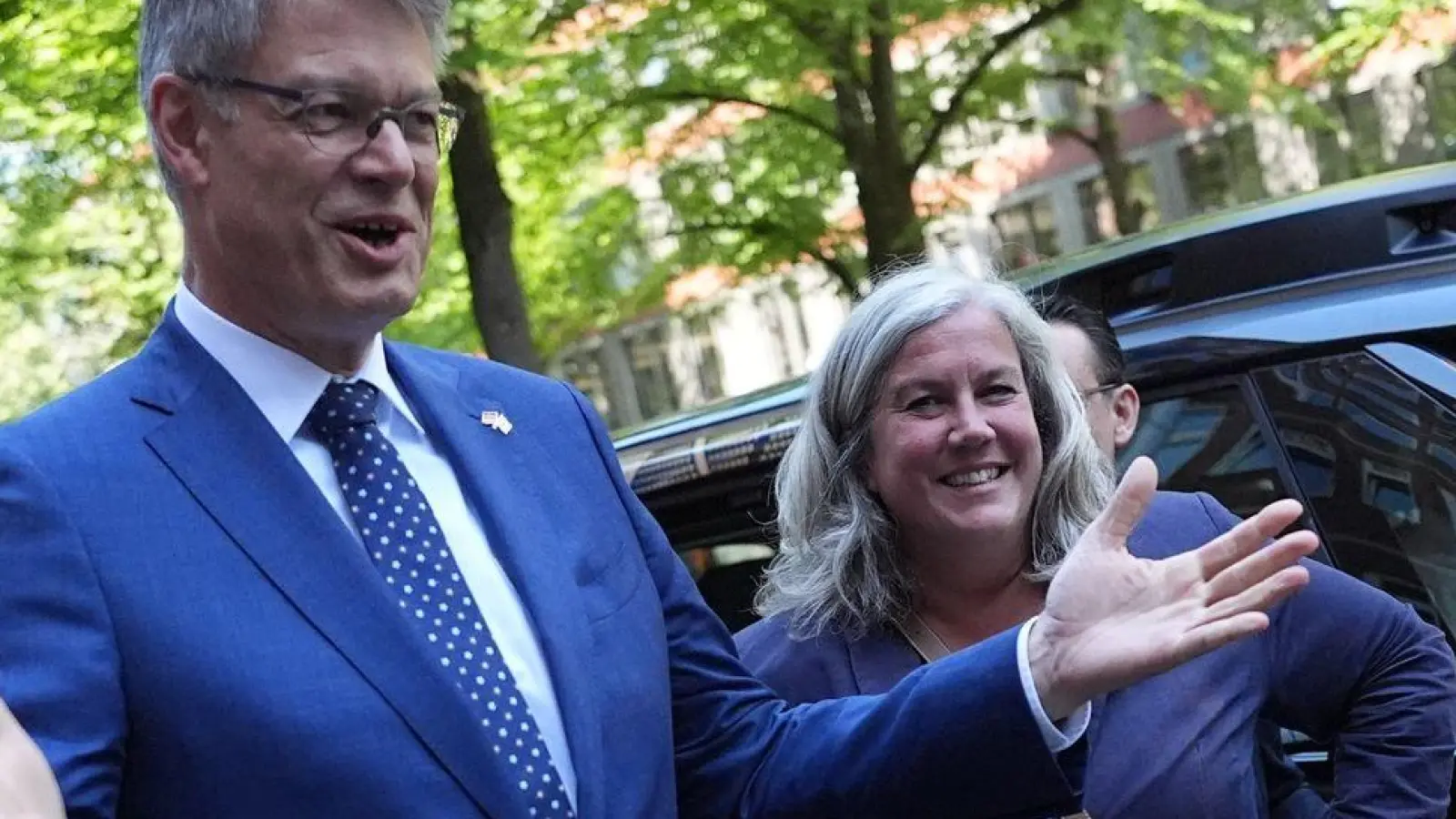 Schnieder und Alexander unterzeichnen Absichtserklärung zur Schaffung einer direkten Schienenverbindung zwischen Deutschland und Großbritannien.  (Foto: Marcus Brandt/dpa)