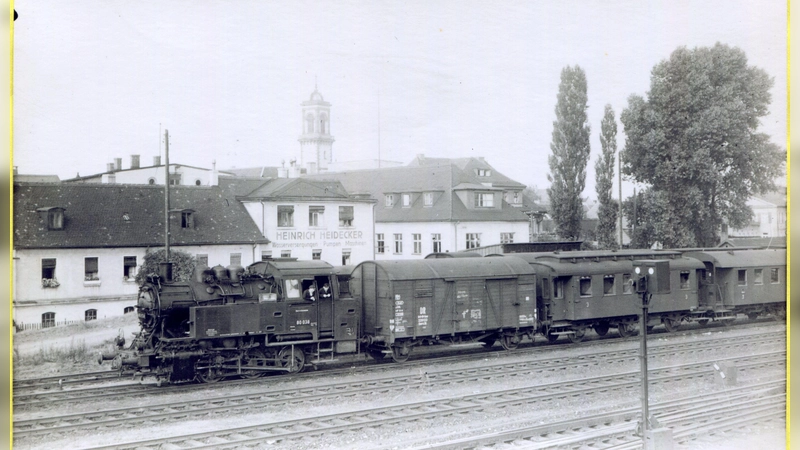 Diese historische Aufnahme zeigt einen Personenzug beim Passieren des Ansbacher Bahnhofes, vorne mit dem Postwaggon. (Foto: Sammlung Martin Schuster)