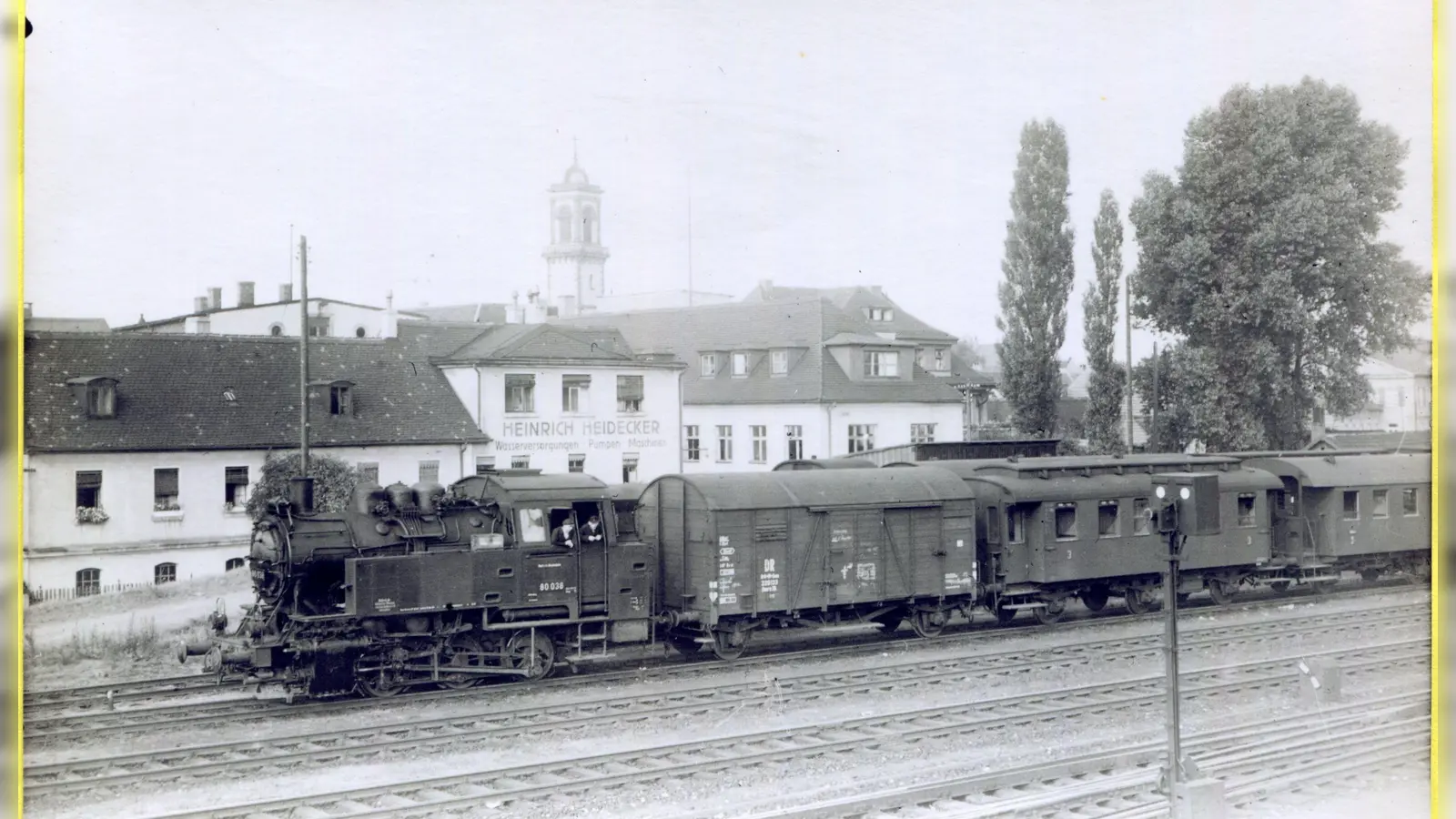 Diese historische Aufnahme zeigt einen Personenzug beim Passieren des Ansbacher Bahnhofes, vorne mit dem Postwaggon. (Foto: Sammlung Martin Schuster)