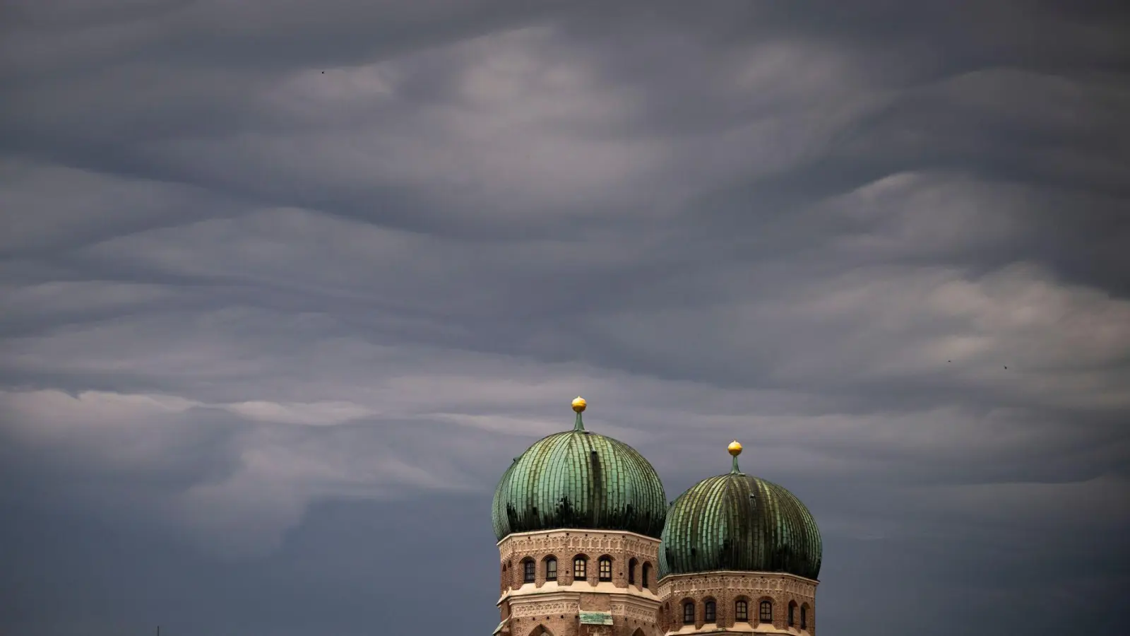 Der Deutsche Wetterdienst erwartet zum Teil starke Gewitter in Bayern. (Archivbild) (Foto: Peter Kneffel/dpa)