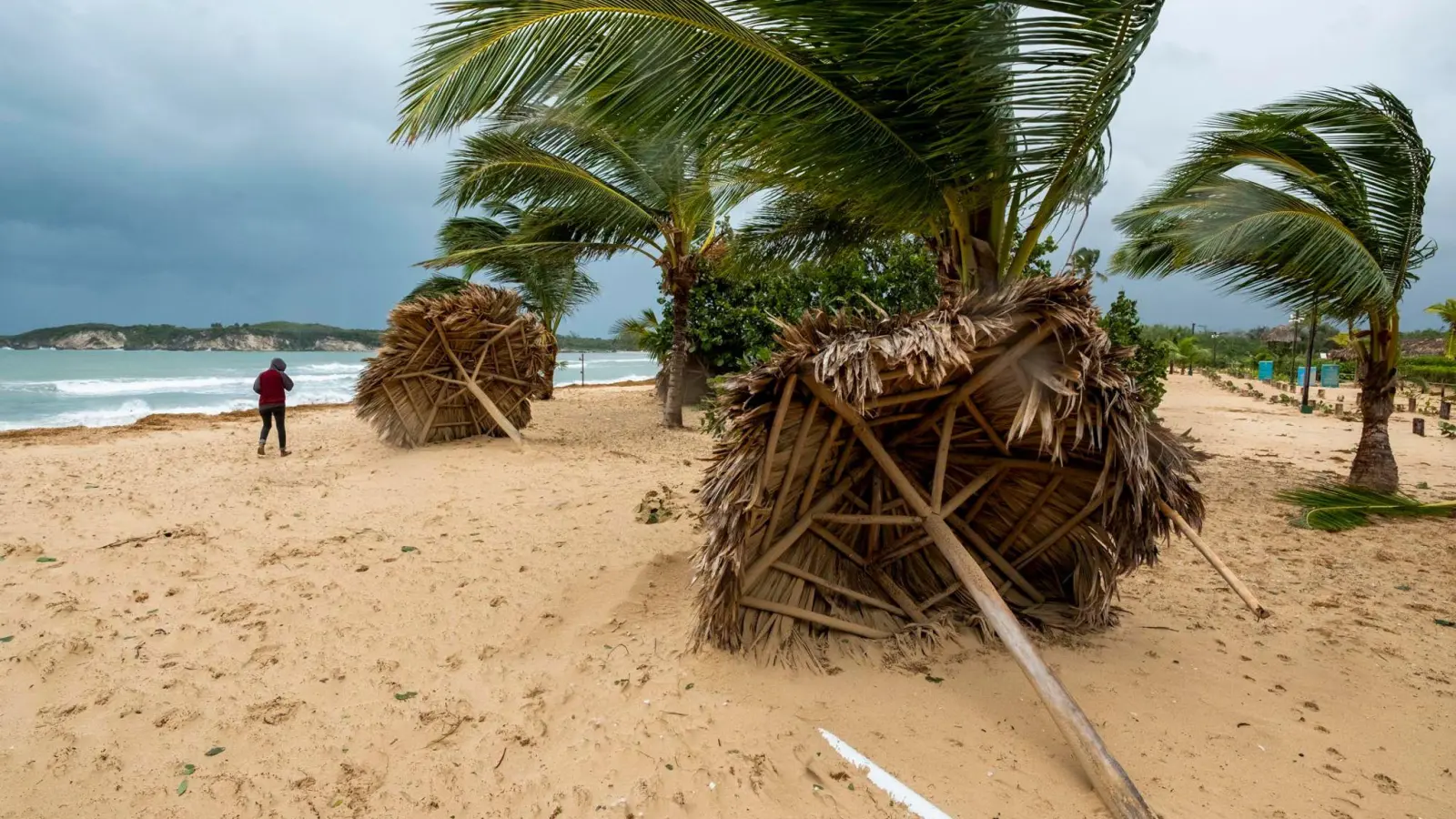 Kaputte Sonnenschirme liegen am Strand in einem Urlaubsresort nach dem Durchzug vom Hurrikan „Fiona“. (Foto: Ricardo Hernandez/AP/dpa)