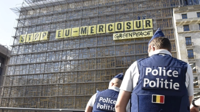 Umweltaktivistinnen und -aktivisten sind aus Protest gegen ein Handelsabkommen mit südamerikanischen Staaten auf das Gebäude des EU-Ministerrats geklettert. Sie brachten dort am Donnerstag Banner mit der Aufschrift „Stop EU Mercosur“ an. (Foto: Marek Majewsky/dpa-Zentralbild/dpa)