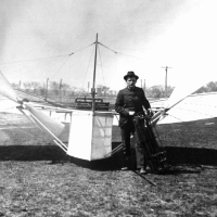 Er war womöglich der Erste, der ein Motorflugzeug in die Luft brachte: Gustav Weißkopf vor seiner Maschine „Modell 21”.  (Foto: Archiv FFGW)