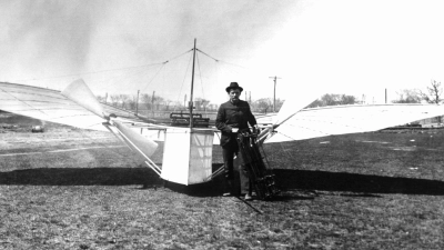 Er war womöglich der Erste, der ein Motorflugzeug in die Luft brachte: Gustav Weißkopf vor seiner Maschine „Modell 21”.  (Foto: Archiv FFGW)