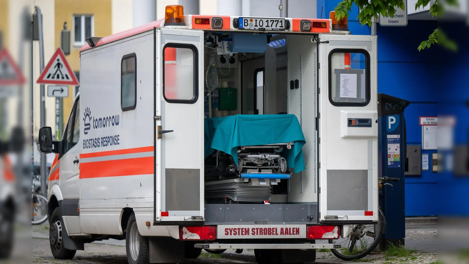 Mobile Kryokonservierung kann mit Hilfe von umgebauten Krankenwagen durchgeführt werden. (Foto: Monika Skolimowska/dpa)