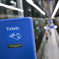Wohl dem, der weiß, welches Ticket er für seine Fahrt in Bus und Bahn braucht. Ab 2027 soll in Bayern schrittweise eine Vereinfachung kommen. (Illustration) (Foto: Sven Hoppe/dpa)