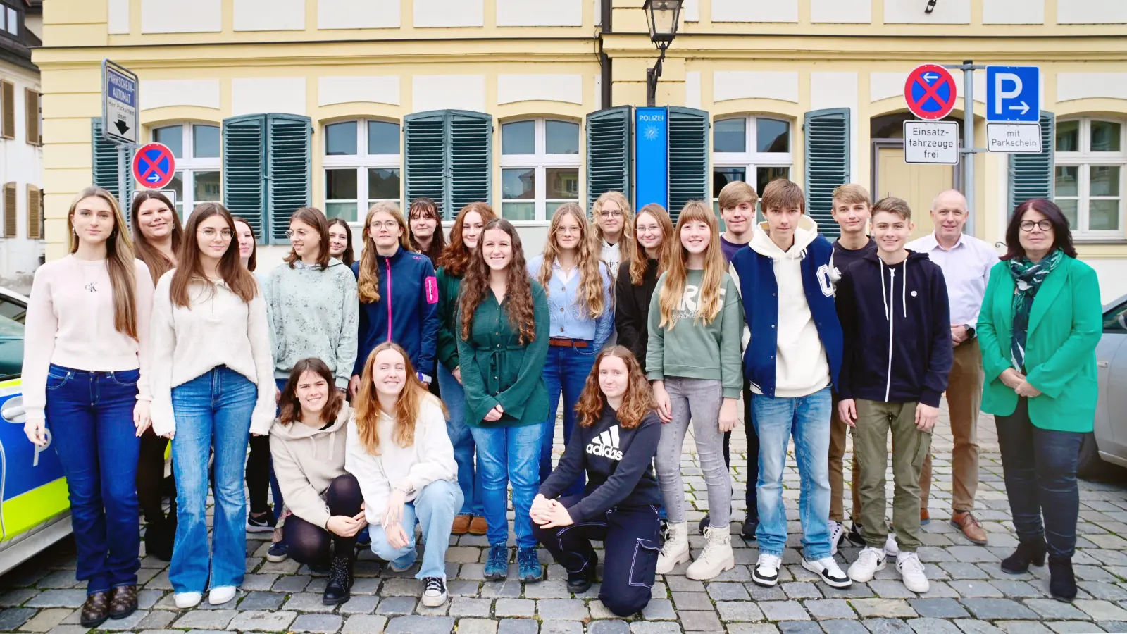 Die neuen Schülerrichter besuchten die PI Ansbach. Über den Start des Teen Court freuen sich die Leitende Oberstaatsanwältin Gaby Hofmeier und Polizeihauptkommissar Rolf Kühnhold (von rechts) sowie Staatsanwältin Tina Schlauersbach (Zweite von links) und Michaela Ott vom Kastanienhof (Vierte von links, verdeckt). (Foto: Jim Albright)