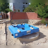 Die blauen Boxen verschwinden im Erdreich der Johanniterstraße und sollen für ein besseres Leben der Bäume sorgen. (Foto: Alexander Rausch)