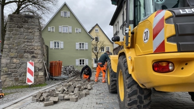 In der Straße „Am Zwinger“ wird das ungeliebte Betonpflasterprovisorium seit gestern ausgetauscht. Die Arbeiten in diesem Bereich dauern bis voraussichtlich Freitag, 14. April. (Foto: Janne Feder)