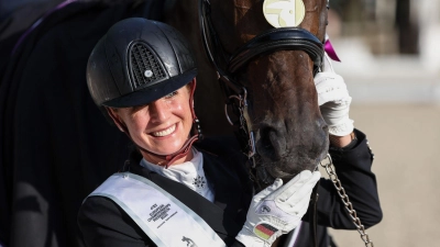 Die deutsche Dressurreiterin Jessica von Bredow-Werndl hat ihrem Pferd TSF Dalera BB ihre Goldmedaille umgehängt. (Foto: Friso Gentsch/dpa/Archivbild)