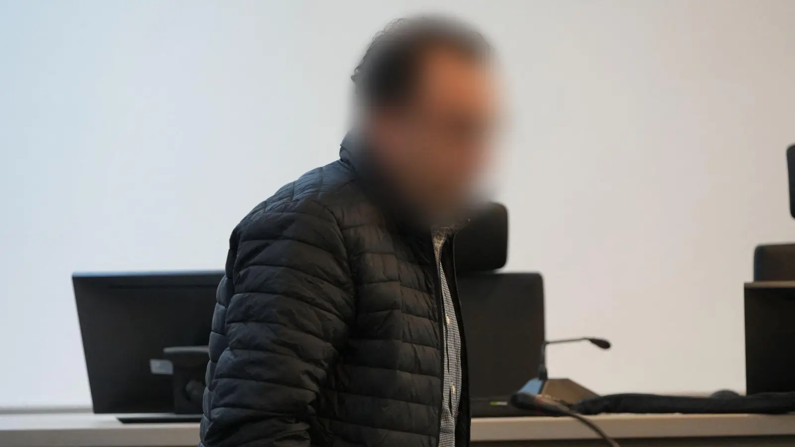 Wegen Mordes an seiner ehemaligen Ehefrau auf offener Straße wurde ein 50-Jähriger zu lebenslanger Haft verurteilt. (Archivbild) (Foto: Felix Kirberg/dpa)