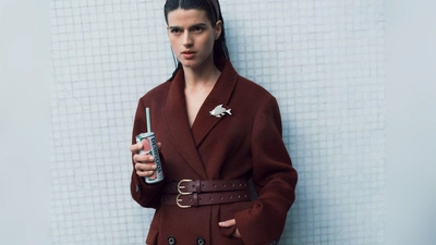 Taillengürtel und Broschen: Beides ist diesen Winter angesagt. Hier zu sehen bei Fabienne Chapot (Mantel ca. 350 Euro, Gürtel ca. 40 Euro). (Foto: Fabienne Chapot/dpa-tmn)