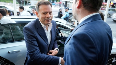 Unter Ministerpräsident Montenegro haben es Migranten in Portugal künftig schwerer. (Archivbild) (Foto: Armando Franca/AP/dpa)