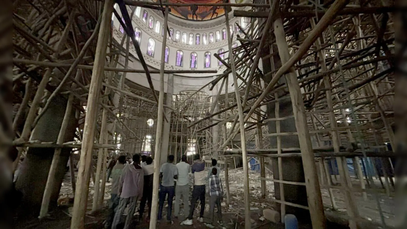 Rettungskräfte waren bis in den späten Abend im Einsatz.  (Foto: Samuel Getachew/dpa)