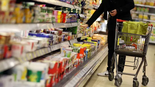 Wenn jeder Griff ins Supermarktregal überlegt sein will: Gestiegene Lebensmittelpreise sind nur ein Posten, der Geldbeutel von Verbraucherinnen und Verbraucher belastet. (Foto: Oliver Berg/dpa)
