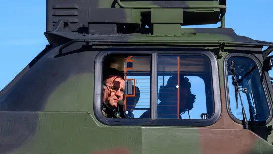 Boris Pistorius beim Besuch der Streitkräftebasis der Bundeswehr in Mahlwinkel. (Foto: Klaus-Dietmar Gabbert/dpa)