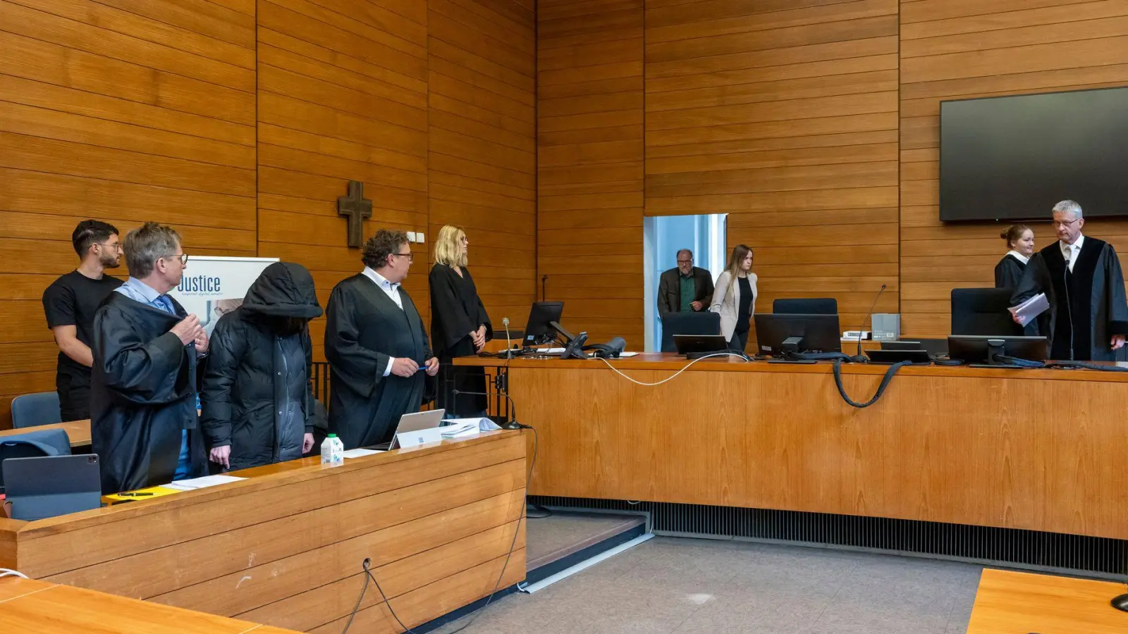 Die Frau zeigte sich untröstlich über ihre Tat. (Archivbild) (Foto: Peter Kneffel/dpa)