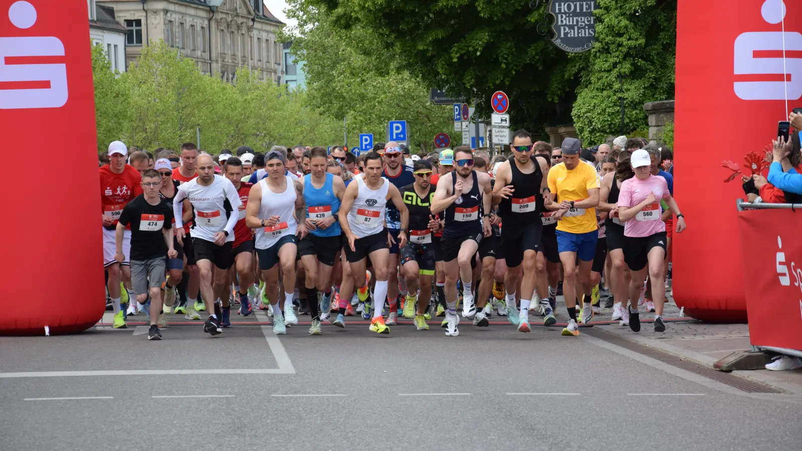 Der Hauptlauf über zehn Kilometer war bei den Sportlern die gefragteste Strecke. 500 Athleten gingen bei diesem an den Start und auf Zeitenjagd. (Foto: Florian Schwab)
