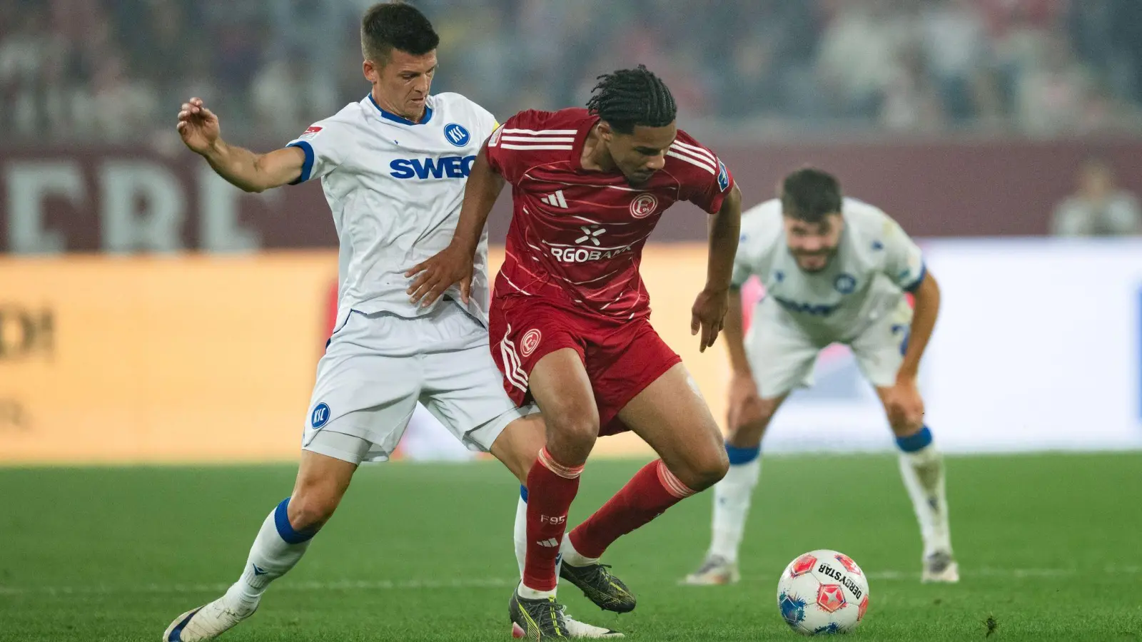 Fortunas Kenneth Schmidt und Marvin Wanitzek (l) im Zweikampf (Foto: Marius Becker/dpa)