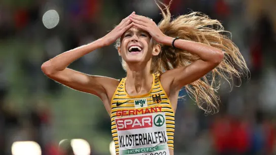 Sie kann ihr Glück kaum fassen: Die deutsche Rekordlerin Konstanze Klosterhalfen gewinnt völlig überraschend den Titel über 5000 Meter bei der Leichtathletik-EM in München. (Foto: Angelika Warmuth/dpa)