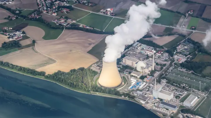 Dampf quillt aus dem Kühlturm des Kernkraftwerkes Isar 2. (Foto: Jan Woitas/dpa/Archivbild)