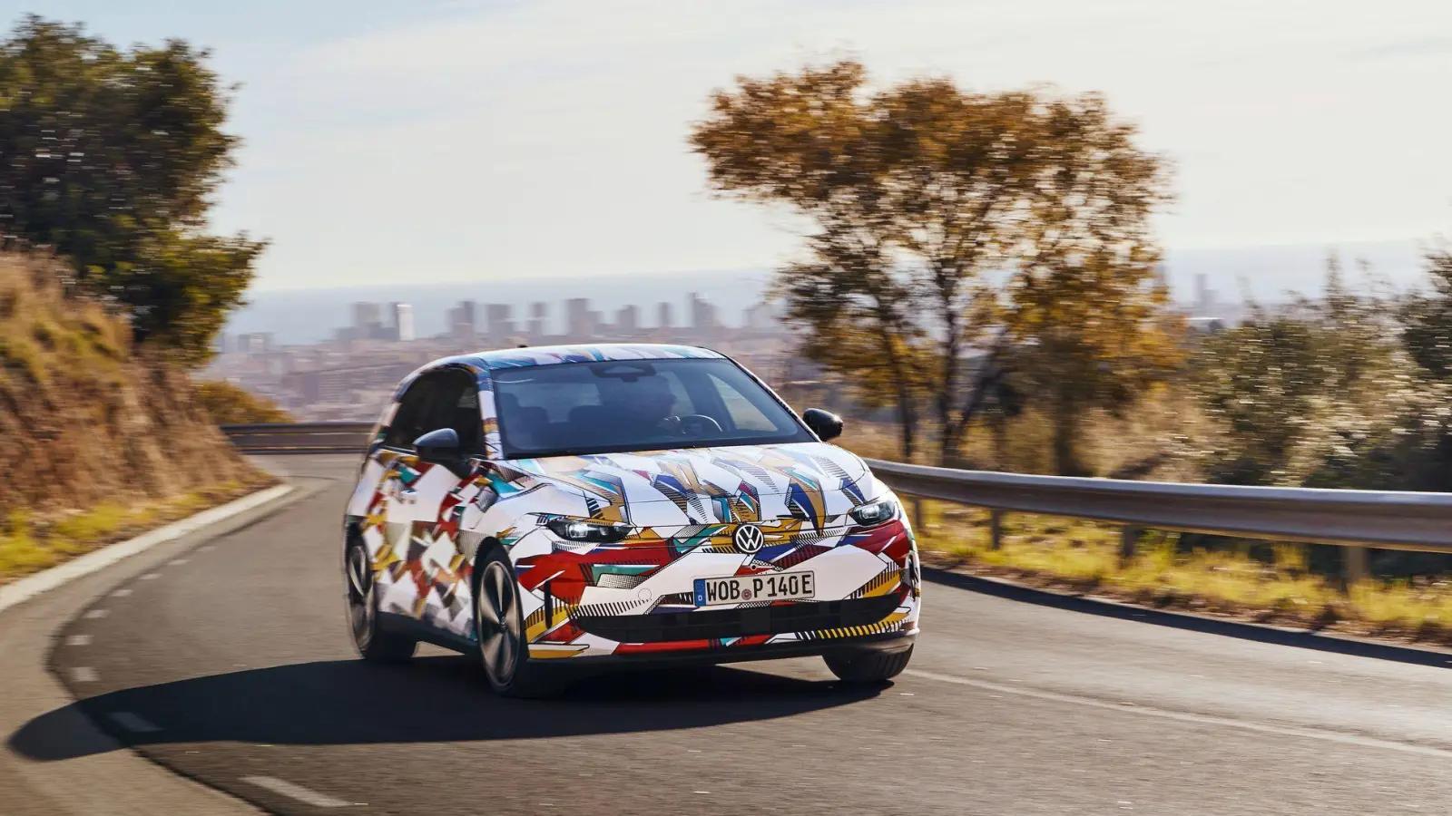 Aufsehenerregende Tarnung: Die bunte Optik des ID. Polo als Prototyp lässt Erinnerungen an den Harlekin der 1990er-Jahre aufkommen. (Foto: Volkswagen AG/dpa-tmn)