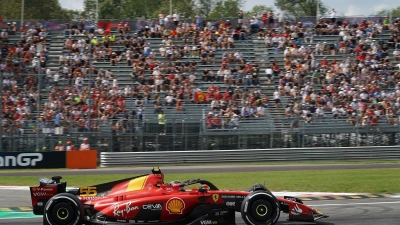 Fuhr im Training in Monza die schnellste Runde: Ferrari-Pilot Carlos Sainz. (Foto: Hasan Bratic/dpa)