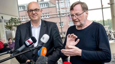 Bremens Bürgermeister Andreas Bovenschulte und Reinhold Wetjen, Landesvorsitzender der SPD Bremen. (Foto: Sina Schuldt/dpa)