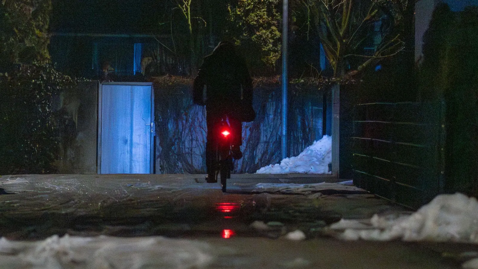 Auch am Morgen war Vorsicht geboten auf vielen Straßen in Bayern.  (Foto: Armin Weigel/dpa)