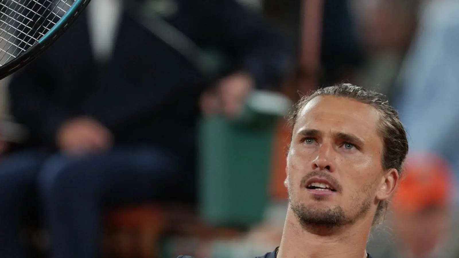 Alexander Zverev will auch im Halbfinale der French Open jubeln. (Foto: Thibault Camus/AP/dpa)