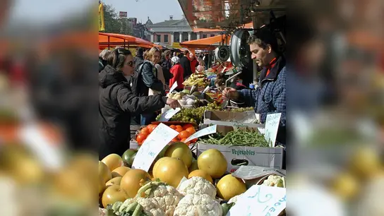 Wochenmarkt in Groningen: Junge Niederländer klagen laut einer Umfrage darüber, dass sie dicker werden, weil Familien zunehmend das Geld für gesundes Essen fehlt. (Foto: DB Hartmut Dirks/dpa)