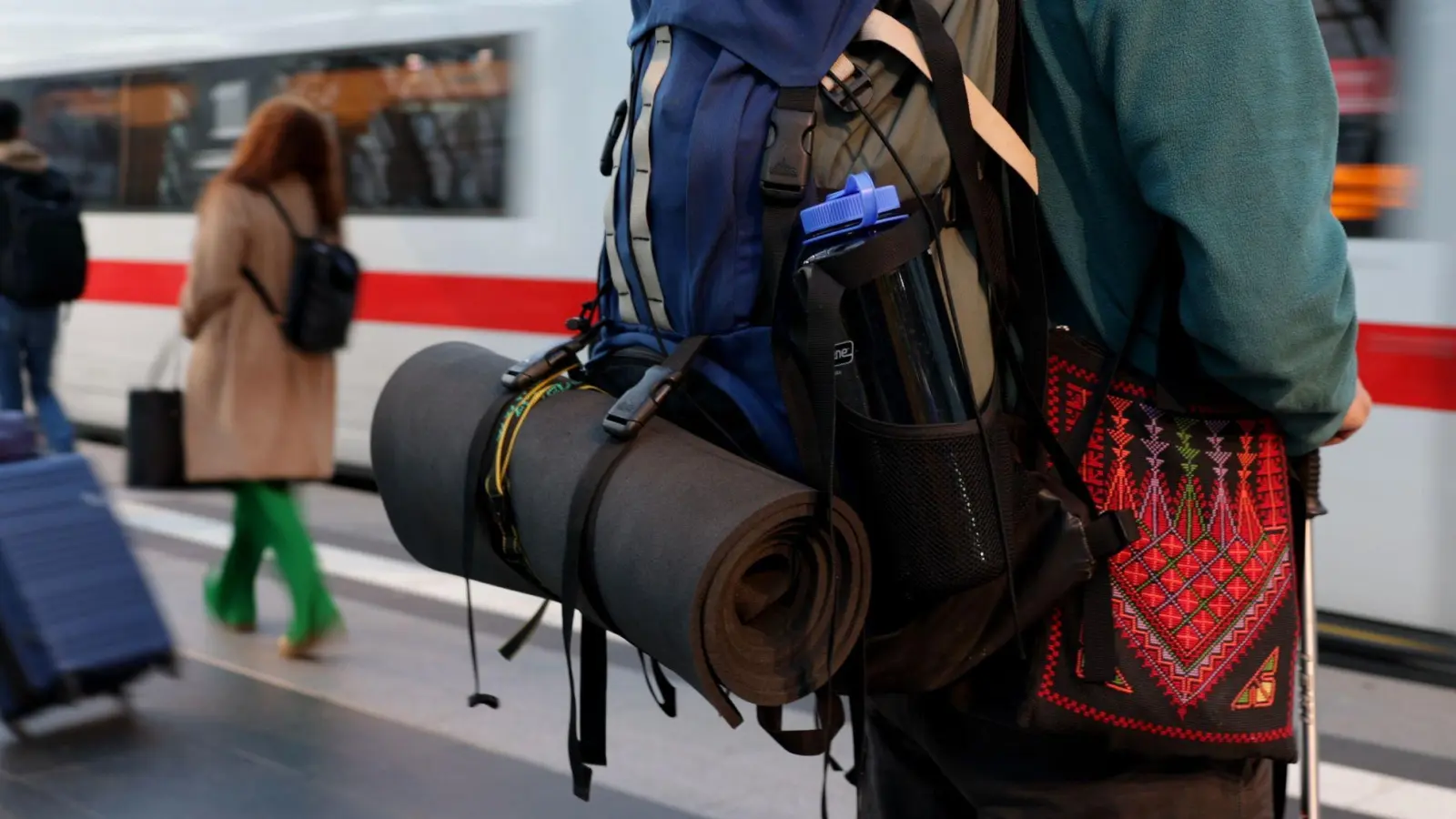 Länger verreist? Ist Ihre Wohnung in dieser Zeit verweist, kann es sich lohnen, den Hausrat- und Wohngebäudeversicherer zu informieren. (Foto: Jörg Carstensen/dpa/dpa-tmn)