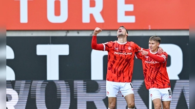 Naatan Skyttä (r.) darf sich über drei Tore in der ersten Halbzeit freuen (Foto: Uwe Anspach/dpa)