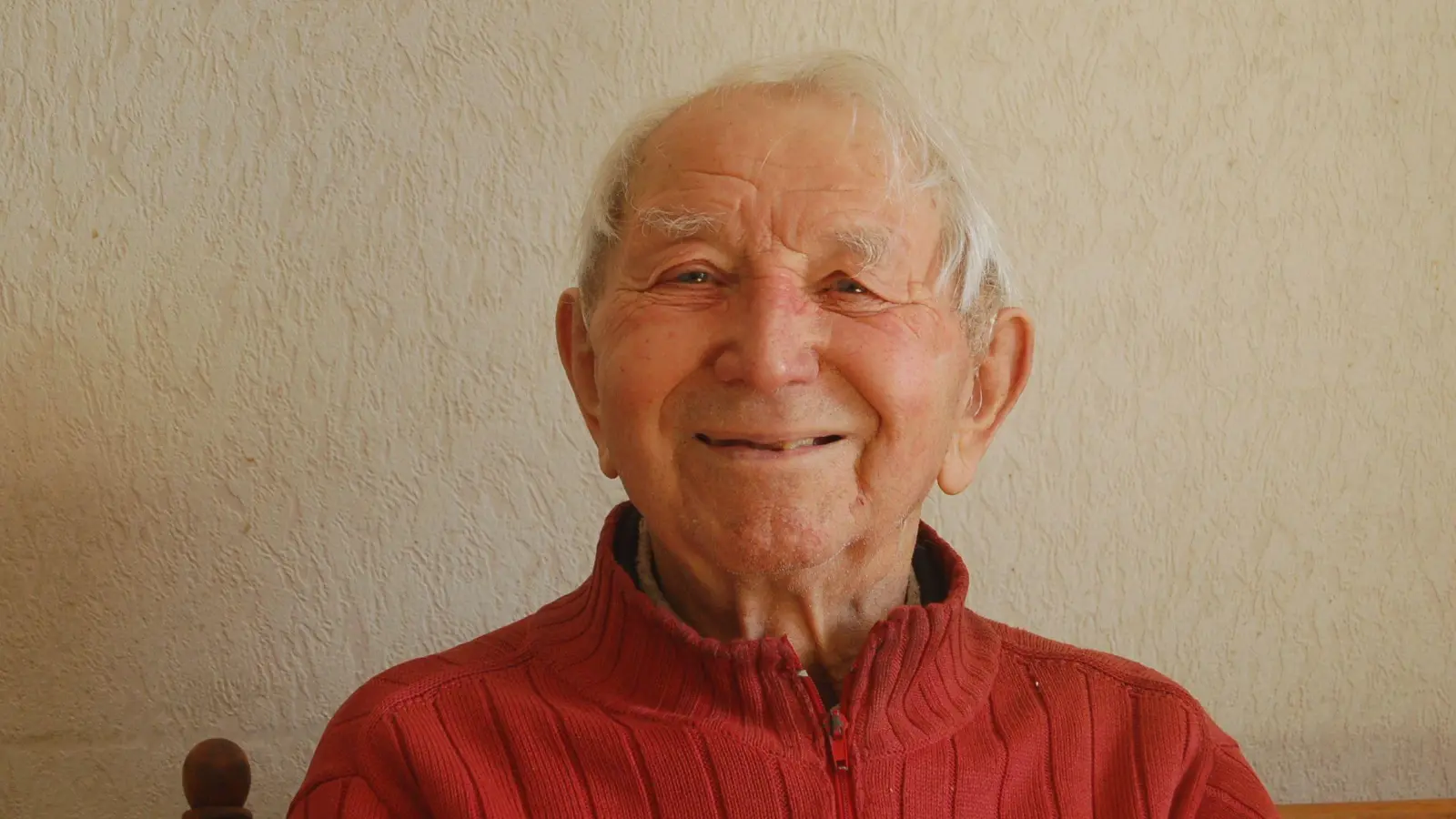 Siegfried Kämmerer wird am morgigen Sonntag 90 Jahre alt. Seit über 20 Jahren trägt er die Fränkische Landeszeitung in Rodheim aus – im Sommer mit dem Fahrrad und im Winter fährt er mit dem Auto. (Foto: Christa Frühwald)
