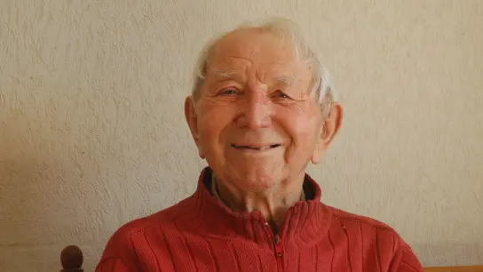 Siegfried Kämmerer wird am morgigen Sonntag 90 Jahre alt. Seit über 20 Jahren trägt er die Fränkische Landeszeitung in Rodheim aus – im Sommer mit dem Fahrrad und im Winter fährt er mit dem Auto. (Foto: Christa Frühwald)