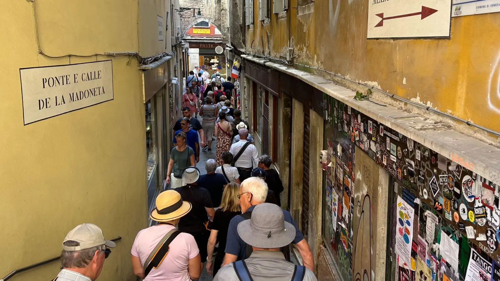 In Venedigs engen Gassen sind viele Taschendiebe unterwegs. (Archivbild) (Foto: Christoph Sator/dpa)