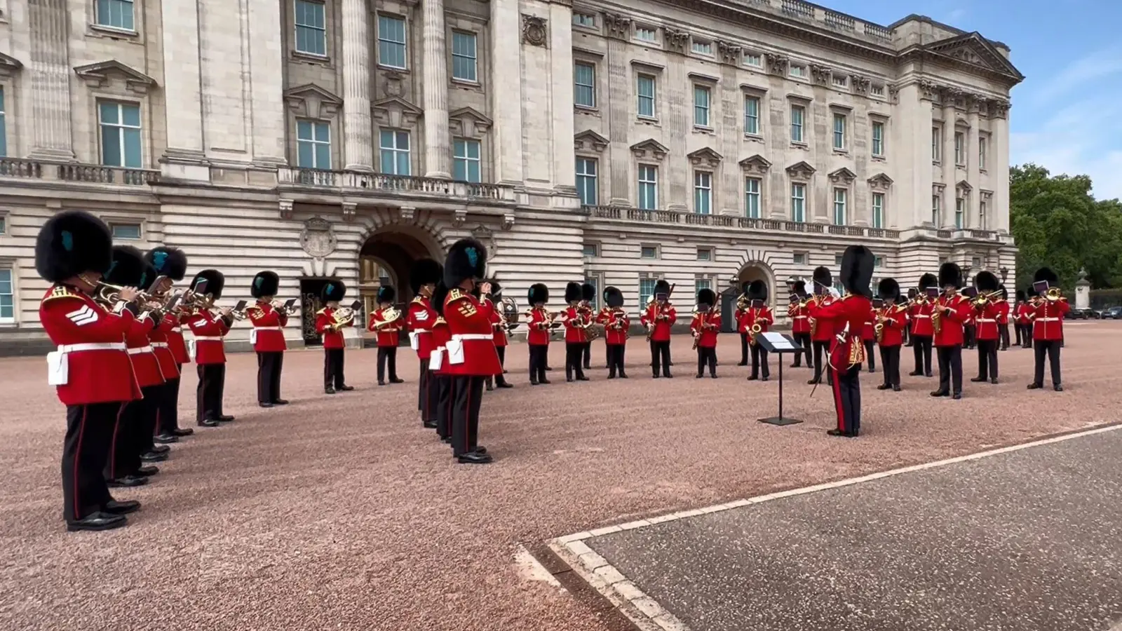Die Band der Irish Guards spielt auf dem Vorplatz des Buckingham Palace. (Foto: -/Ministry Of Defence Crown Copyright/PA Media/dpa)
