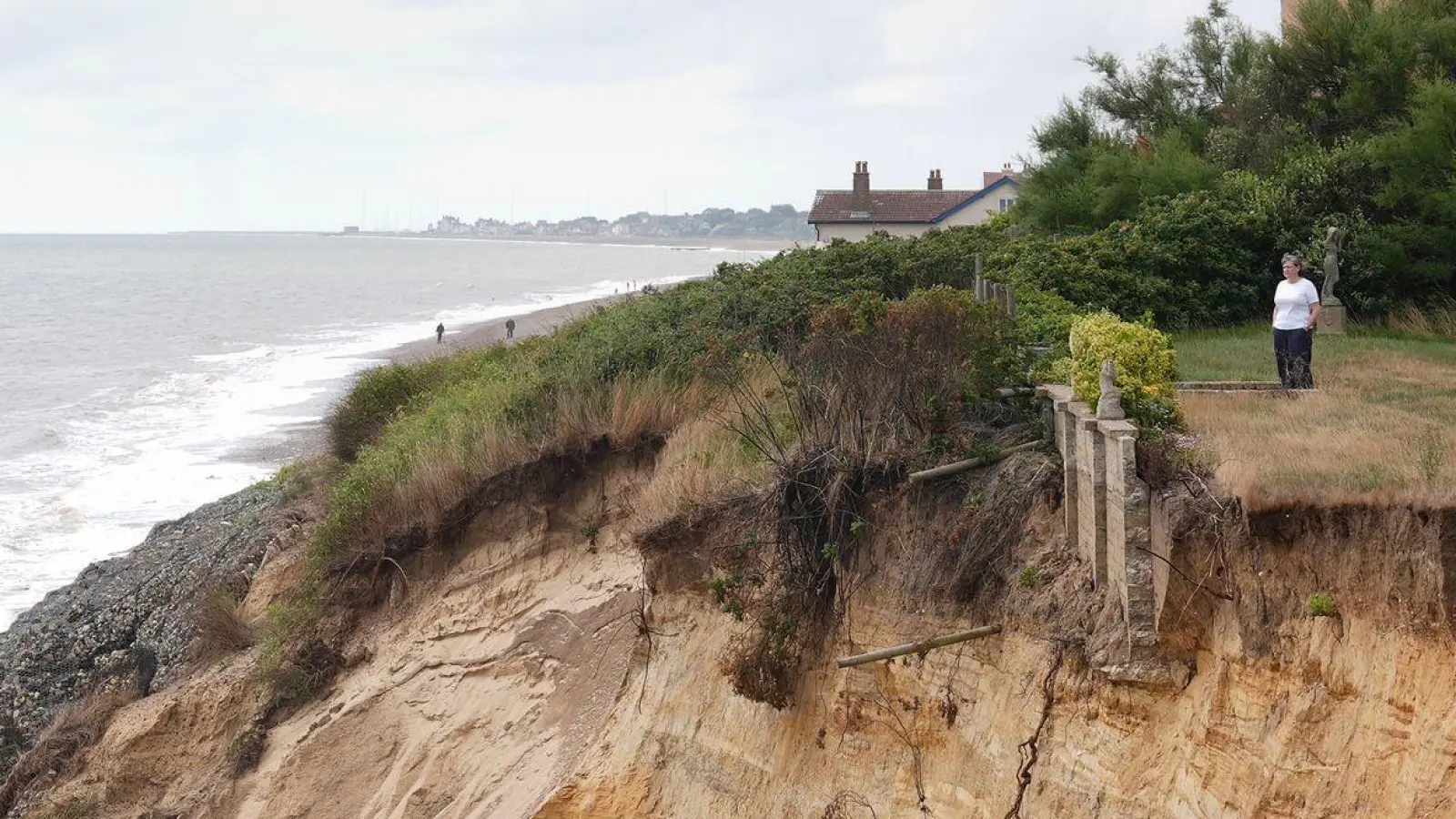 Der Abgrund rückt näher: Im englischen Thorpeness schreitet die Küstenerosion immer weiter voran. Dem fast 100 Jahre alten Haus droht deshalb der Abriss.  (Foto: Joe Giddens/PA Wire/dpa)