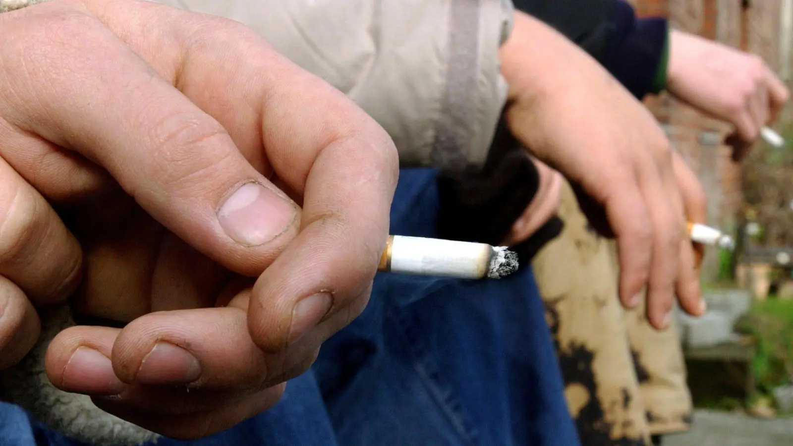 Der Tabakkonsum unter Jugendlichen ist laut den Forschern viel zu hoch. (Symbolbild) (Foto: Patrick Pleul/Zentralbild/dpa)
