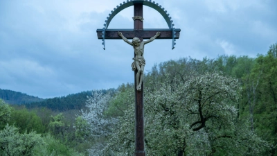 Der biblischen Überlieferung nach starb Jesus am Kreuz. (Symbolbild) (Foto: Pia Bayer/dpa)