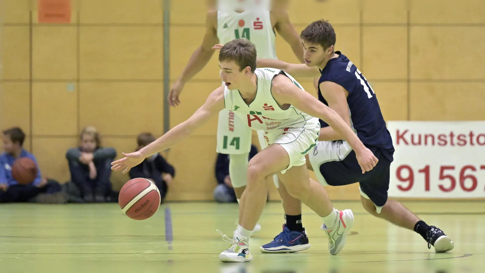 Auch im U18-Nationalteam ist hapa-Spieler Simon Feneberg (links, gegen den Schwabinger Ognjen Cocic) ein gefragter Mann. (Foto: Martin Rügner)