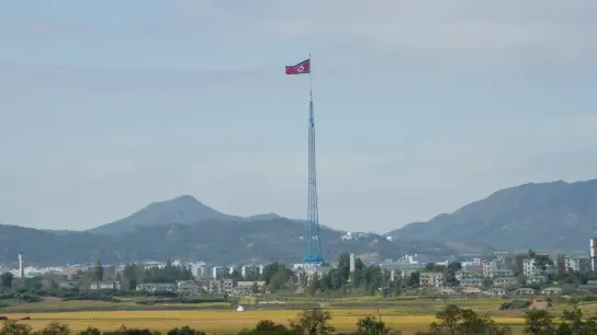 Eine nordkoreanische Flagge in der Nähe der Grenzdörfer von Panmunjom in Paju, Südkorea. Nordkorea hat zum ersten Mal seit fünf Jahren eine ballistische Mittelstreckenrakete Richtung Japan abgefeuert. (Foto: Ahn Young-Joon/AP/dpa)