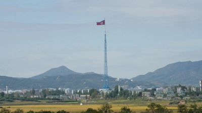 Eine nordkoreanische Flagge in der Nähe der Grenzdörfer von Panmunjom in Paju, Südkorea. Nordkorea hat zum ersten Mal seit fünf Jahren eine ballistische Mittelstreckenrakete Richtung Japan abgefeuert. (Foto: Ahn Young-Joon/AP/dpa)