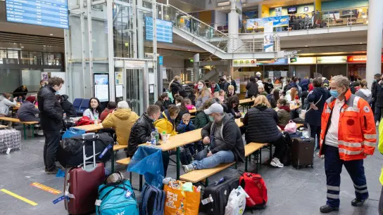 Aus der Ukraine geflüchtete Menschen werden Anfang April im Flughafen Erfurt-Weimar von Helfern betreut. (Foto: Michael Reichel/dpa)