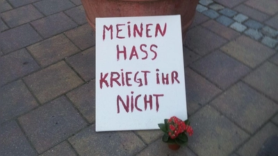 Mit diesem Plakat wurde vor zehn Jahren am Anschlagsort ein Zeichen gesetzt. (Archivbild: Bernhard Schmid)