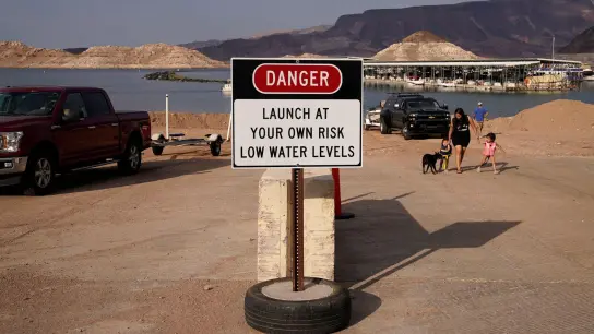 Ein Schild warnt vor niedrigen Wasserständen an einer Bootsrampe am Lake Mead nahe der US-Metropole Las Vegas. (Foto: John Locher/AP/dpa)